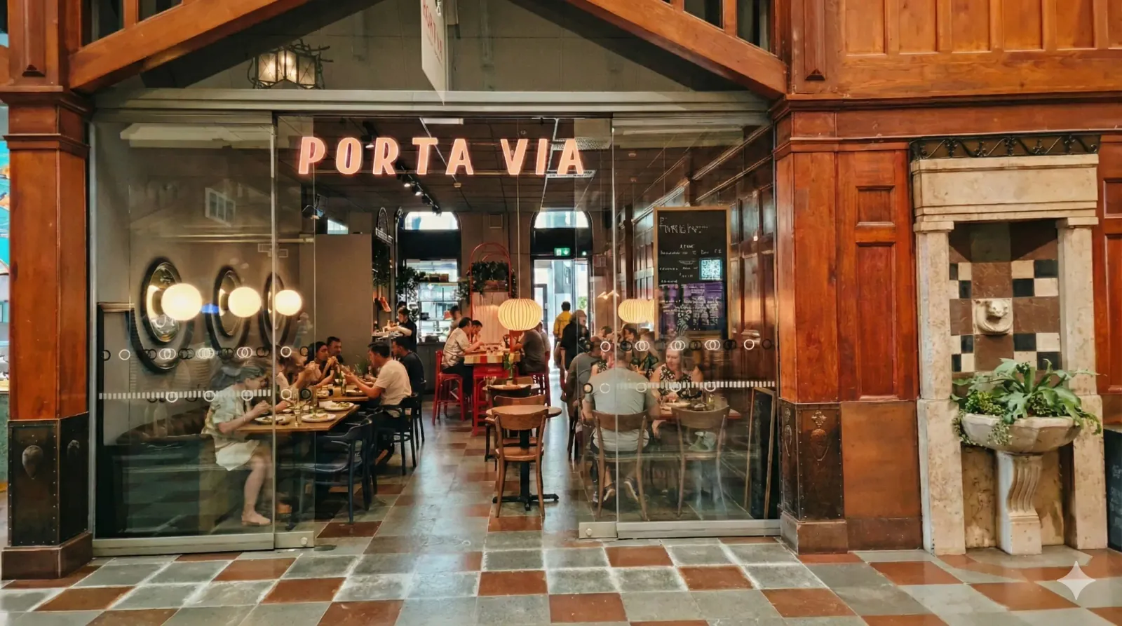 Porta Via restaurang interiör med gäster som njuter av italiensk mat